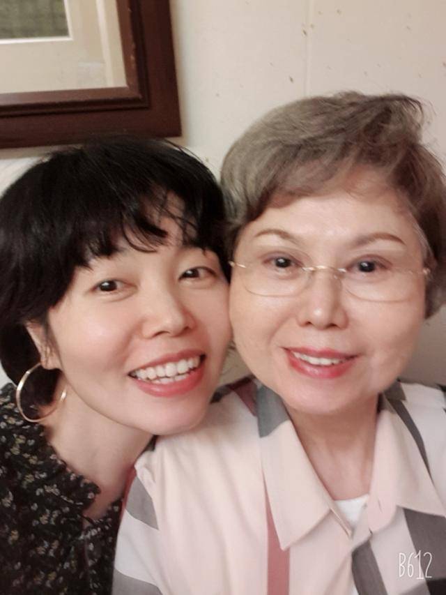 남유하(왼쪽) 작가와 의료조력사를 선택한 어머니 조순복씨의 생전 모습. 남유하 작가 제공