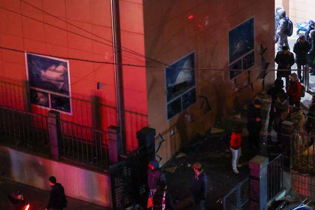 윤석열 대통령의 구속영장이 발부된 지난 19일 새벽 서울서부지방법원 후문에 있는 건물 창문이 윤 대통령 지지자들의 난동으로 파손돼 있다. 연합뉴스