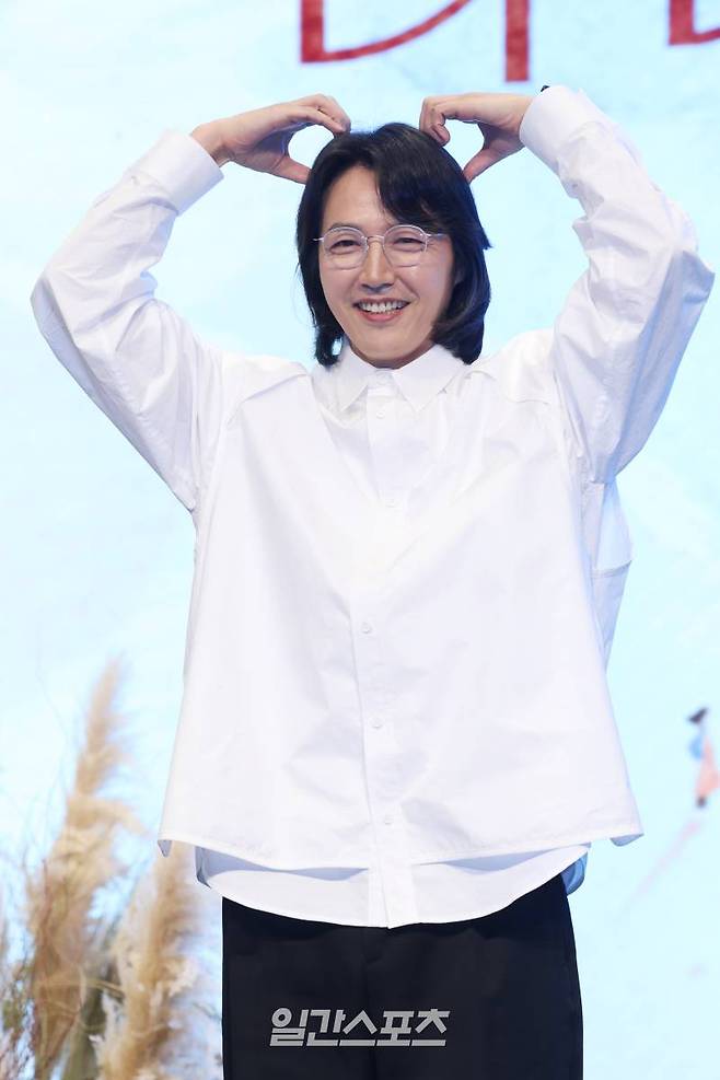 배우 윤상현이 16일 오후 서울 구로구 더 세인트에서 열린 지니TV 오리지널 '나미브' 제작발표회에서 포즈를 취하고 있다. '나미브'는 해고된 스타 제작자 강수현과 방출된 장기 연습생 유진우가 만나 각자의 목표를 위해 나아가는 이야기. 23일 밤 10시 공개. 서병수 기자 qudtn@edaily.co.kr /2024.12.16/