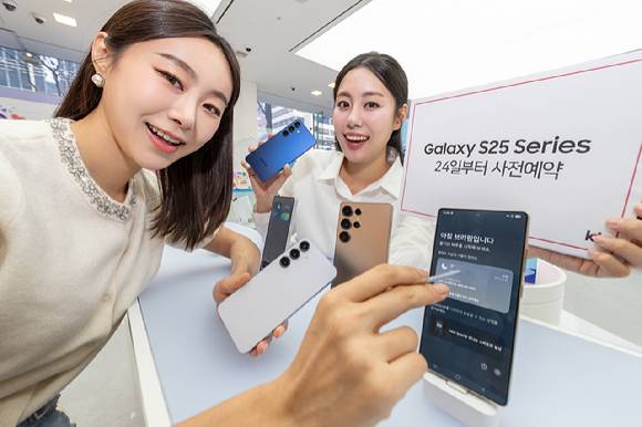 모델들이 KT ‘갤럭시 S25 시리즈’ 사전 예약을 소개하고 있다. [사진=KT]