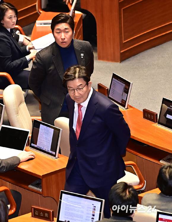 김용만 더불어민주당 의원이 9일 오후 서울 여의도 국회에서 열린 제420회국회(임시회) 제5차 본회의에서 한정애 더불어민주당 의원의 윤석열 대통령 위헌적 비상계엄 선포 내란혐의 및 제주항공 여객기 참사 진상규명 관련 긴급현안질문에서 권성동 국민의힘 원내대표에게 항의하고 있다. [사진=곽영래 기자]