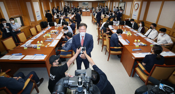 민경욱 전 의원이 2021년 6월 28일 오전 인천시 미추홀구 인천지방법원에서 4·15 총선 인천 연수을 무효 소송 재검표를 앞두고 취재진에게 입장을 밝히고 있다. 사진공동취재단