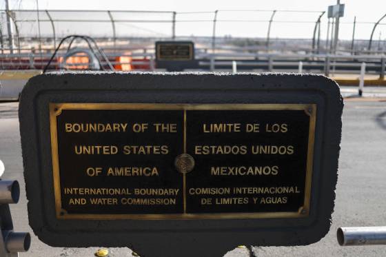 22일(현지시간) 미국과 멕시코의 국경인 엘패소 지역에 설치된 표지판. 왼쪽이 미국이고 오른쪽이 멕시코 영토임을 알려주고 있다. AFP=연합뉴스