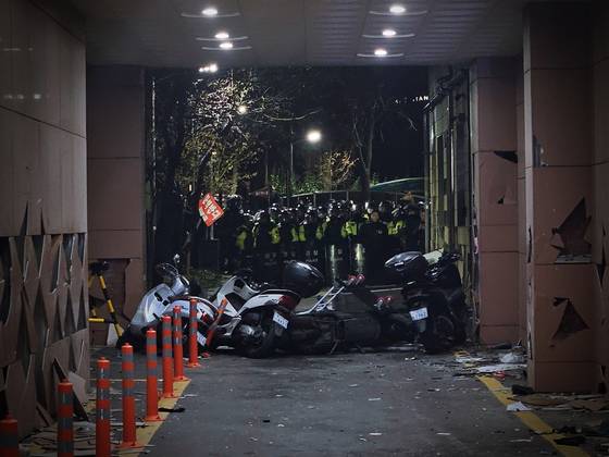 윤석열 대통령 구속영장이 발부된 19일 오전 지지자들이 난입한 서울서부지법 외벽 곳곳이 부서진 채 오토바이 바리케이드가 세워져 있다. 이영근 기자