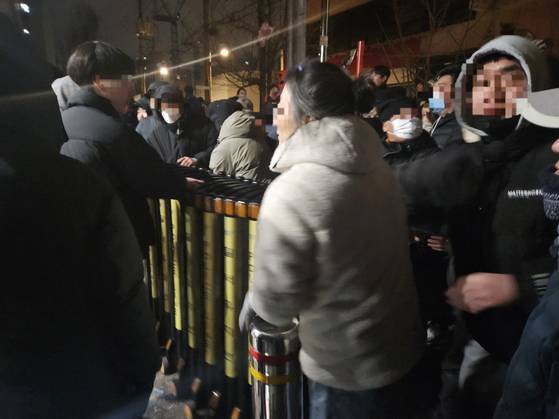 19일 오전 서부지법 난동 사태가 발생하자 윤석열 대통령 지지자들이 경찰 바리케이드를 탈취해 길목을 차단하고 있다. 이영근 기자