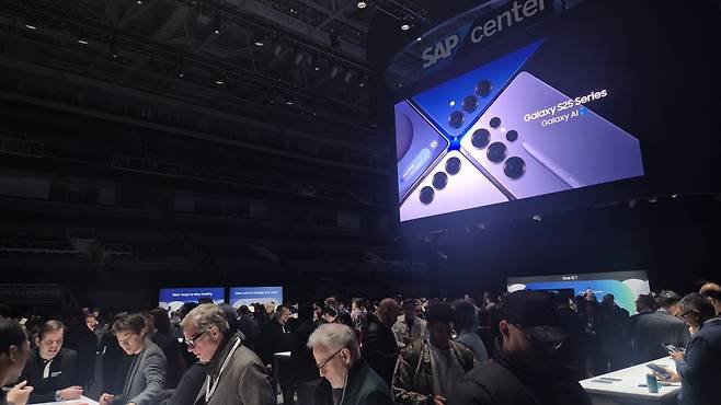 22일(현지시간) 미국 새너제이 SAP센터에서 열린 '갤럭시 언팩 2025' 행사에 세계 70개국 2000여명의 취재진이 갤럭시S25 시리즈 신제품을 체험하고 있다.  /송영찬 특파원