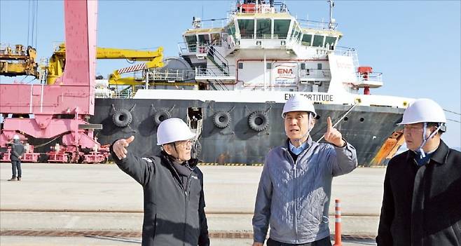 대왕고래 시추 보급선 하역 작업이 한창인 포항 영일만항을 찾은 이강덕 포항시장. /포항시 제공