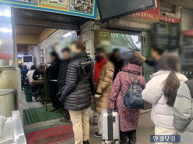 평일 점심시간에도 길게 줄 서 있다/사진=유지희 기자