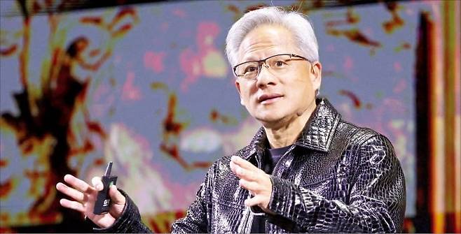 젠슨 황 엔비디아 최고경영자(CEO)가 지난 6일 ‘CES 2025’에서 기조연설을 하고 있다.  /연합뉴스