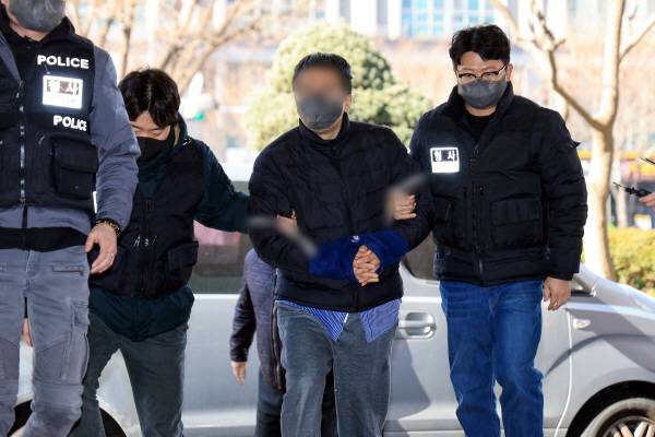 서울서부지방법원 폭력 집단난동 사태 당시 판사실에 침입한 40대 남성 이모씨가 23일 오후 서울 마포구 서울서부지법에서 열린 구속 전 피의자 심문(영장실질심사)에 출석하고 있다. 연합뉴스