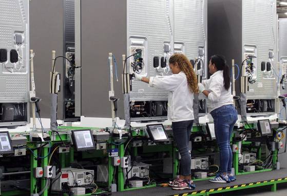 Employees work at Samsung Electronics' Queretaro manufacturing facilities. [SAMSUNG ELECTRONICS]