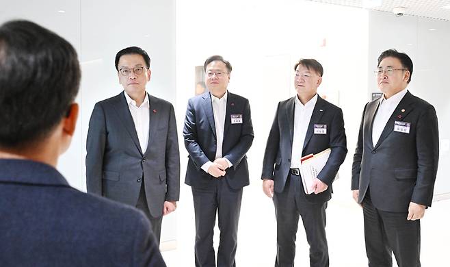 최상목 대통령 권한대행 부총리 겸 기획재정부 장관(왼쪽)이 23일 서울 동대문구 서울바이오허브 글로벌센터에서 열린 국가바이오위원회 출범식을 마치고 센터 내 바이오 관련 기업을 방문해 서울바이오허브 성과 설명을 듣고 있다. 왼쪽부터 최 부총리, 조규홍 보건복지부 장관, 이상엽 국가바이오위원회 부위원장, 유상임 과학기술정보통신부 장관. [기획재정부 제공]