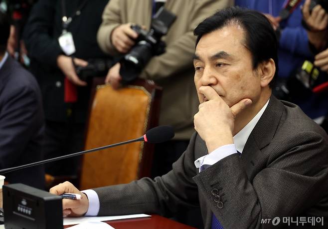 [서울=뉴시스] 조성봉 기자 = 안규백 국정조사특위 위원장이 7일 오전 서울 여의도 국회에서 열린 윤석열 정부의 비상계엄 선포를 통한 내란 혐의 진상규명 국정조사특별위원회에서 잠시 생각에 잠겨 있다. 2025.01.07. suncho21@newsis.com /사진=조성봉