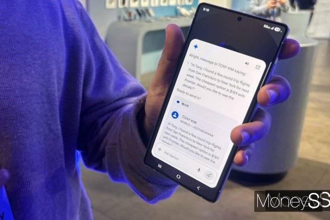 갤럭시 S25 시리즈의 가장 큰 특징은 AI 기능의 압도적인 발전이었다. 사진은 삼성전자 관계자가 갤럭시 S25의 향상된 Ai 기능을 설명해주고 있는 모습. /사진=김성아 기자