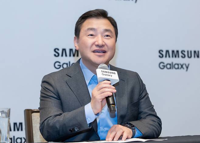삼성전자는 기존 사용자들을 위한 AI 기능 업그레이드 지원 정책도 발표했다. 사진은 22일(현지시간) 미국 새너제이에서 노태문 삼성전자 MX사업부장이 ‘삼성 갤럭시 언팩 2025’ 행사 직후 국내 기자간담회를 진행하고 있는 모습. /사진=삼성전자 제공