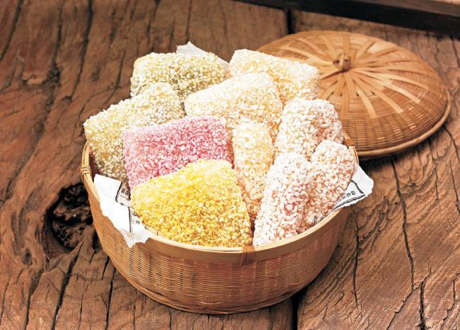 말린 찹쌀떡을 기름에 튀겨낸 다음 꿀을 묻히고 튀밥을 굴려 묻혀낸 유과(油菓). 게티이미지뱅크