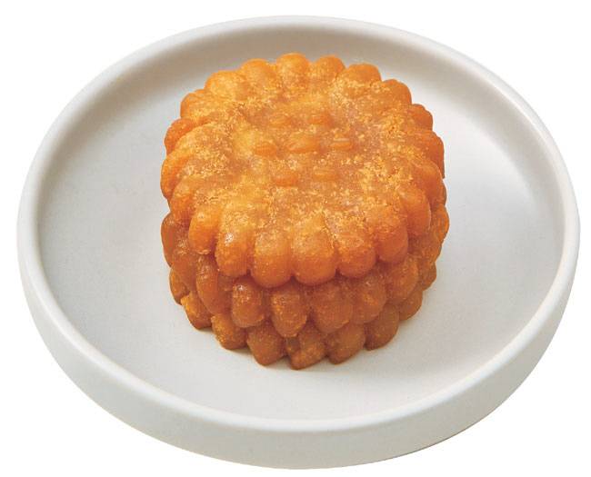 반죽에다 꿀을 첨가해 빚어낸 다음 기름에 튀겨낸 유밀과(油蜜菓)가 있는데 요즘 젊은 층에 인기가 많은 약과가 바로 이에 속한다.