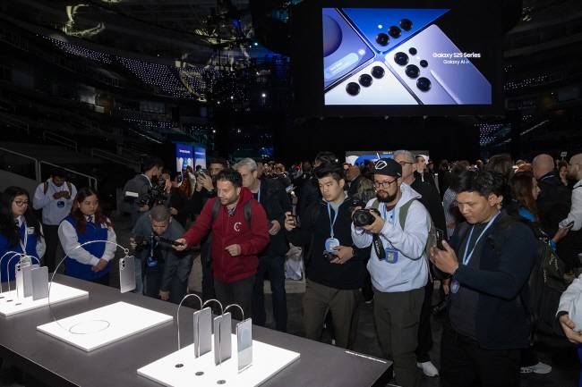 ‘엣지’도 깜짝공개 22일 ‘삼성 갤럭시 언팩 2025’가 열린 미국 캘리포니아주 새너제이 SAP센터 내 전시 부스가 6.2∼6.4㎜ 두께로 추정되는 초슬림 스마트폰 신제품 ‘갤럭시S25 엣지’를 살펴보려는 취재진 및 관람객들로 북적이고 있다. 삼성전자 제공