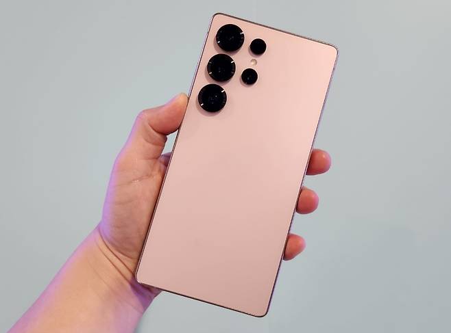 삼성닷컴과 ‘삼성 강남’에서만 구매가능한 갤럭시 S25 울트라 ‘티타늄 핑크골드’. [권제인 기자/eyre@]