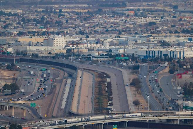 22일(현지시간) 미국 텍사스주 엘패소에서 울타리와 벽으로 둘러싸인 미국-멕시코 국경의 전경. [AFP]