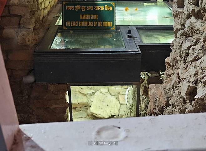 마야부인의 발자국 돌판