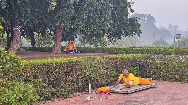 연못 근처에서 오체투지를 하는 외국 스님