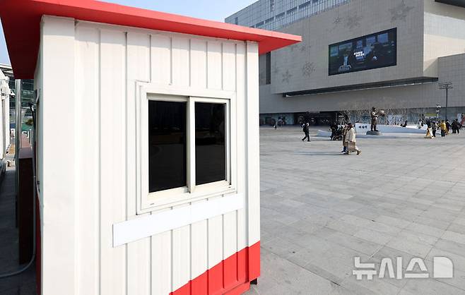 [대구=뉴시스] 이무열 기자 = 22일 대구 동구 동대구역 광장 박정희 동상 인근에 약 1평(3.3㎡) 규모의 감시용 초소가 설치돼 있다. 2025.01.22. lmy@newsis.com