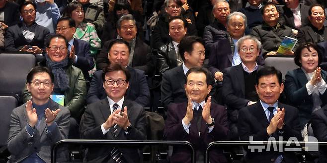 [서울=뉴시스] 추상철 기자 = 더불어민주당 전 원내대표인 박광온 일곱번째나라LAB 대표를 비롯한 참석자가 23일 오후 서울 종로구 노무현시민센터에서 열린 '일곱번째나라LAB 창립 기념 심포지엄-탄핵너머 다시 만날 민주주의 심포지엄'에서 박수를 치고 있다. 앞줄 왼쪽부터 김경수 전 경남도지사, 박광온 대표, 정세균 전 국무총리, 김진표 전 국회의장. 2025.01.23. scchoo@newsis.com