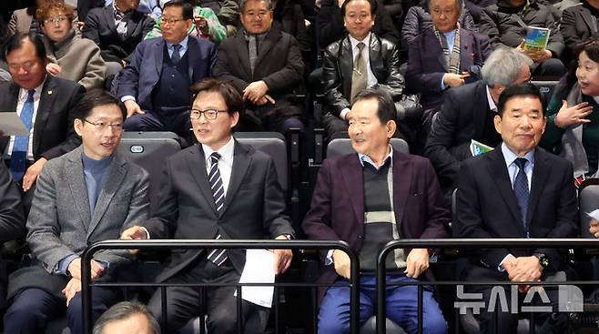 [서울=뉴시스] 추상철 기자 = 김경수(왼쪽부터) 전 경남도지사, 더불어민주당 전 원내대표인 박광온 일곱번째나라LAB 대표, 정세균 전 국무총리, 김진표 전 국회의장이 23일 오후 서울 종로구 노무현시민센터에서 열린 '일곱번째나라LAB 창립 기념 심포지엄-탄핵너머 다시 만날 민주주의 심포지엄'에서 대화하고 있다. 2025.01.23. scchoo@newsis.com