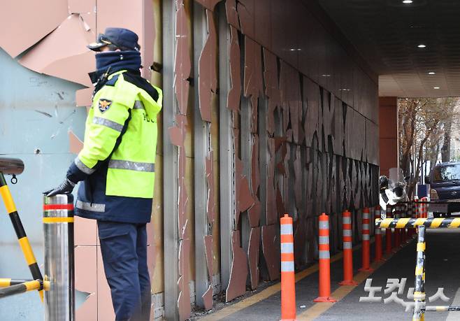 지난 19일 윤석열 대통령에 대한 구속영장이 발부되자 격앙된 지지자들이 서울서부지방법원에 난입해 시설물 등을 파손하며 폭동을 일으킨 가운데 20일 서울 마포구 서울서부지방법원에 파손된 외벽이 보이고 있다. 류영주 기자