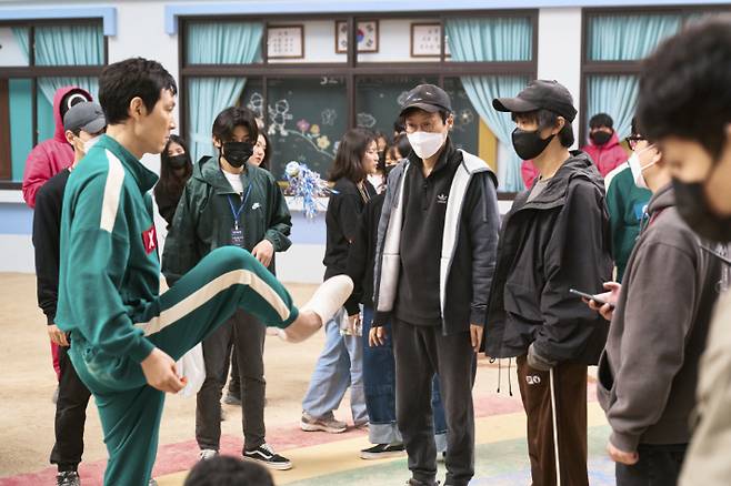 배우 이정재는 성기훈 역할을 두고 "시즌1에서는 혼자서 많은 부분을 차지하고 있다면 시즌2에선 그 부분을 다른 인물과 나눠 갖는 구조"라고 밝혔다. 넷플릭스 제공