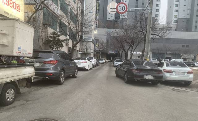 ▲협소한 2차선 도로에 둘러쌓여 차량 교행조차 힘든 곳에 관광호텔이 건립 예정인 것과 관련해 익산시의회에서 부적절 논란이 장하게 제기되고 있다. ⓒ프레시안