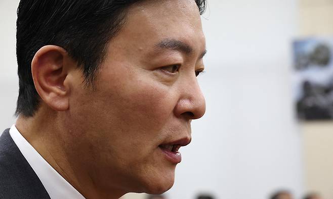김성훈 대통령경호처 차장이 22일 국회에서 열린 '윤석열 정부의 비상계엄 선포를 통한 내란 혐의 진상규명 국정조사 특별위원회' 1차 청문회에서 의원 질의에 답변하고 있다. 연합뉴스