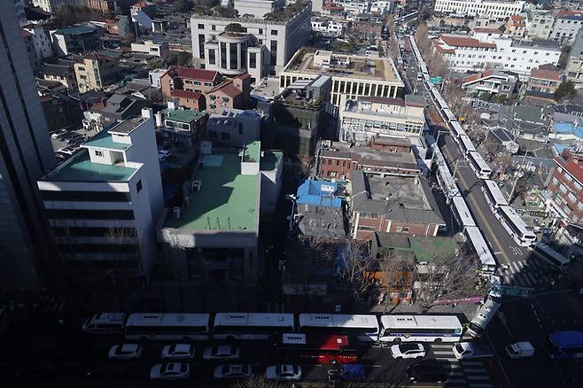 윤석열 대통령 탄핵심판 4차 변론기일인 23일 오후 서울 종로구 헌법재판소 인근이 경찰 차벽으로 둘러싸여 있다. 뉴스1