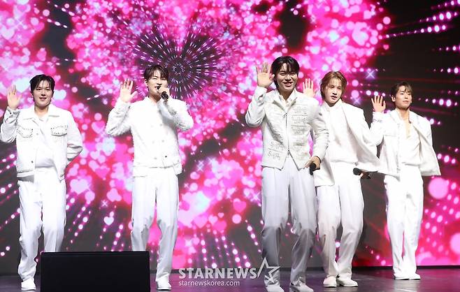 그룹 마이트로가 26일 오후 서울 강남구 슈피겐홀에서 진행된 TV조선 예능 '트롯돌 입덕기: 진심누나' 기자간담회에 참석해 멋진 무대를 선보이고 있다..  '진심누나'는 덕질에 진심인 누나들이 '신인 트롯돌'이라고 쓰고 '내 가수'라 읽는 MYTRO(마이트로)의 피, 땀, 눈물 어린 성장 드라마를 함께하며 이들의 슈퍼스타 등극을 응원하는 팬심 서포트 프로젝트다. 2024.11.26 /사진=김창현 chmt@