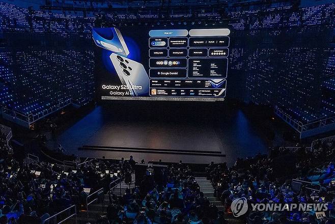 삼성전자, '갤럭시 S25 시리즈' 공개 (서울=연합뉴스) 삼성전자가 22일(현지시간) 미국 새너제이 SAP센터에서 열린 '갤럭시 언팩 2025' 행사에서 '갤럭시 S25 시리즈'를 공개했다고 23일 밝혔다. 사진은 '갤럭시 언팩 2025' 행사에서 소개되는 '갤럭시 S25 시리즈'. 2025.1.23 [삼성전자 제공. 재판매 및 DB 금지] photo@yna.co.kr