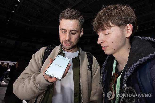 갤럭시 S25 시리즈 체험하는 관람객들 (서울=연합뉴스) 22일(현지시간) 미국 새너제이 SAP센터에서 열린 상반기 '갤럭시 언팩 2025'에서 관람객이 '갤럭시 S25 시리즈'를 체험하고 있다. 2025.1.23 [삼성전자 제공. 재판매 및 DB 금지] photo@yna.co.kr