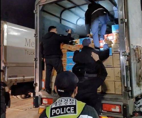 무사증 입국 무단이탈 베트남인 적발하는 해경 [제주해양경찰서 제공, 재판매 및 DB 금지]