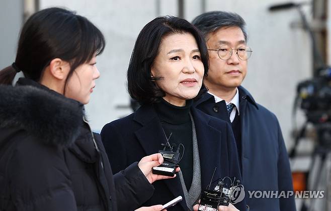 탄핵소추 기각, 질문에 답하는 이진숙 방통위원장 (서울=연합뉴스) 김인철 기자 = 헌법재판소에서 탄핵소추안이 기각되면서 직무에 복귀하게 된 이진숙 방통위원장이 23일 오전 서울 종로구 헌법재판소에서 열린 방통위원장 탄핵심판 청구 사건 선고를 마친 뒤 대심판정을 나와 취재진 질문에 답하고 있다. 2025.1.23 yatoya@yna.co.kr