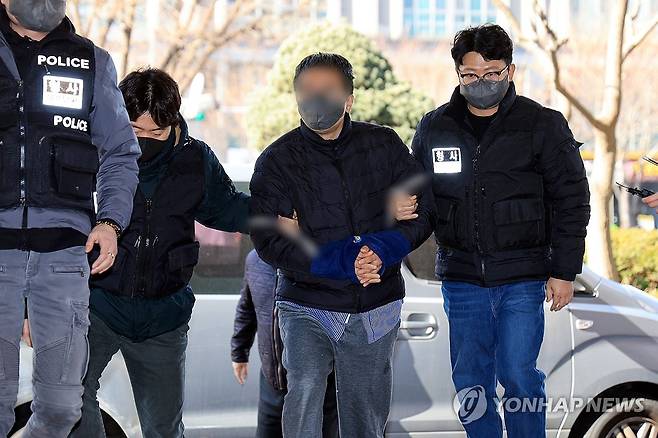 영장실질심사 출석하는 서부지법 판사실 침입 이모씨 (서울=연합뉴스) 신현우 기자 = 서울서부지방법원 폭력 집단난동 사태 당시 판사실에 침입한 40대 남성 이모씨가 23일 오후 서울 마포구 서울서부지법에서 열린 구속 전 피의자 심문(영장실질심사)에 출석하고 있다.
    이씨는 전광훈 목사가 이끄는 사랑제일교회의 '특임 전도사'로 알려진 인물이다. 이씨는 지난 19일 서부지법 7층까지 올라가 판사의 집무실 출입문을 부수고 침입한 혐의(폭력행위처벌법상 공동주거침입)로 이튿날 경찰에 긴급체포됐다. 2025.1.23 nowwego@yna.co.kr