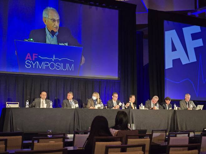 하버드 MGH 주최 부정맥 심포지엄에서 대표 연자들이 발제하고 있다(오른쪽에서 네번째 김영훈 교수).