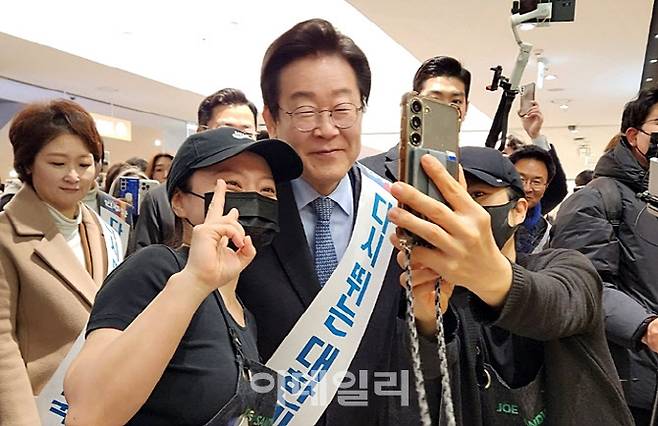 이재명 더불어민주당 대표가 24일 서울고속버스터미널에 방문해 시민들과 사진을 촬영하고 있다 (사진=이데일리 이배운)