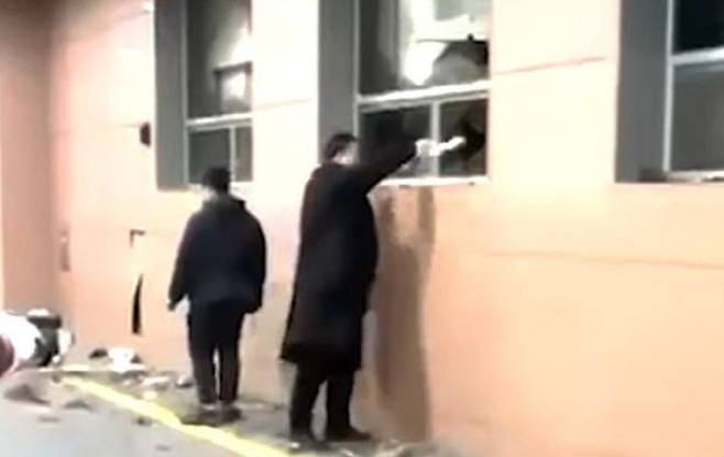 윤석열 대통령에 대한 구속영장이 발부된 직후 서울서부지법에서 방화를 시도한 남성의 모습 (사진=유튜브 영상 캡처)