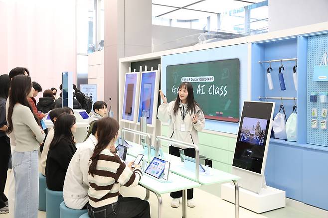 삼성 강남 '갤럭시 스튜디오'에서 방문객들이 '갤럭시 AI 클래스'에 참여하고 있는 모습. (삼성전자 제공) 2025.01.24 /뉴스1