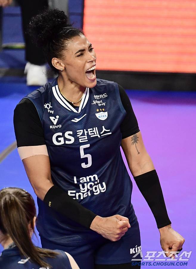 24일 화성종합실내체육관에서 열린 배구 V리그 여자부 IBK기업은행과 GS칼텍스 경기. 5세트 결정적인 득점 후 포효하는 GS칼텍스 실바. 화성=송정헌 기자songs@sportschosun.com/2025.01.24/