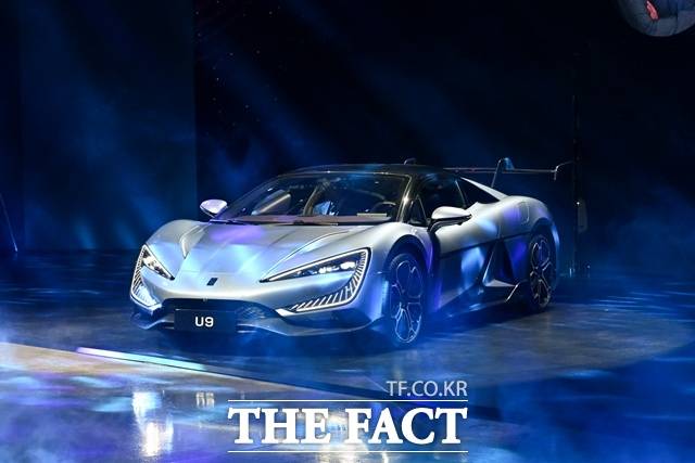 중국 전기차 제조업체 BYD가 지난 16일 소형 전기 스포츠유틸리티차량(SUV) '아토 3'를 3150만원에 선보이며 한국 승용차 시장에 본격 진출했다. BYD 승용 브랜드 론칭 행사. /BYD코리아