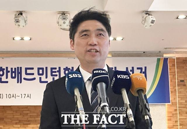 김동문 원광대 교수가 23일 오후 대전 동구 선샤인호텔에서 열린 제32대 대한배드민턴협회장 선거에서 당선된 후 소감을 말하고 있다./뉴시스