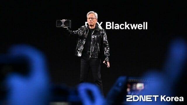 지포스 RTX 50 GPU 탑재 그래픽카드를 공개하는 젠슨 황 엔비디아 CEO. (사진=지디넷코리아)