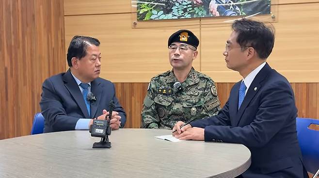 곽종근(가운데) 전 육군 특수전사령관이 지난달 6일 특전사령부에서 더불어민주당 김병주(왼쪽), 박선원 의원과 계엄 당시 상황에 관해 인터뷰하고 있다./연합뉴스
