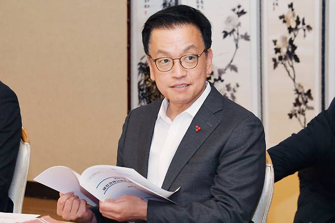 최상목 대통령 권한대행이 24일 서울 종로구 정부서울청사에서 열린 '기획재정부 재정경제금융관 오찬 간담회'에서 모두발언을 하고 있다. /기획재정부